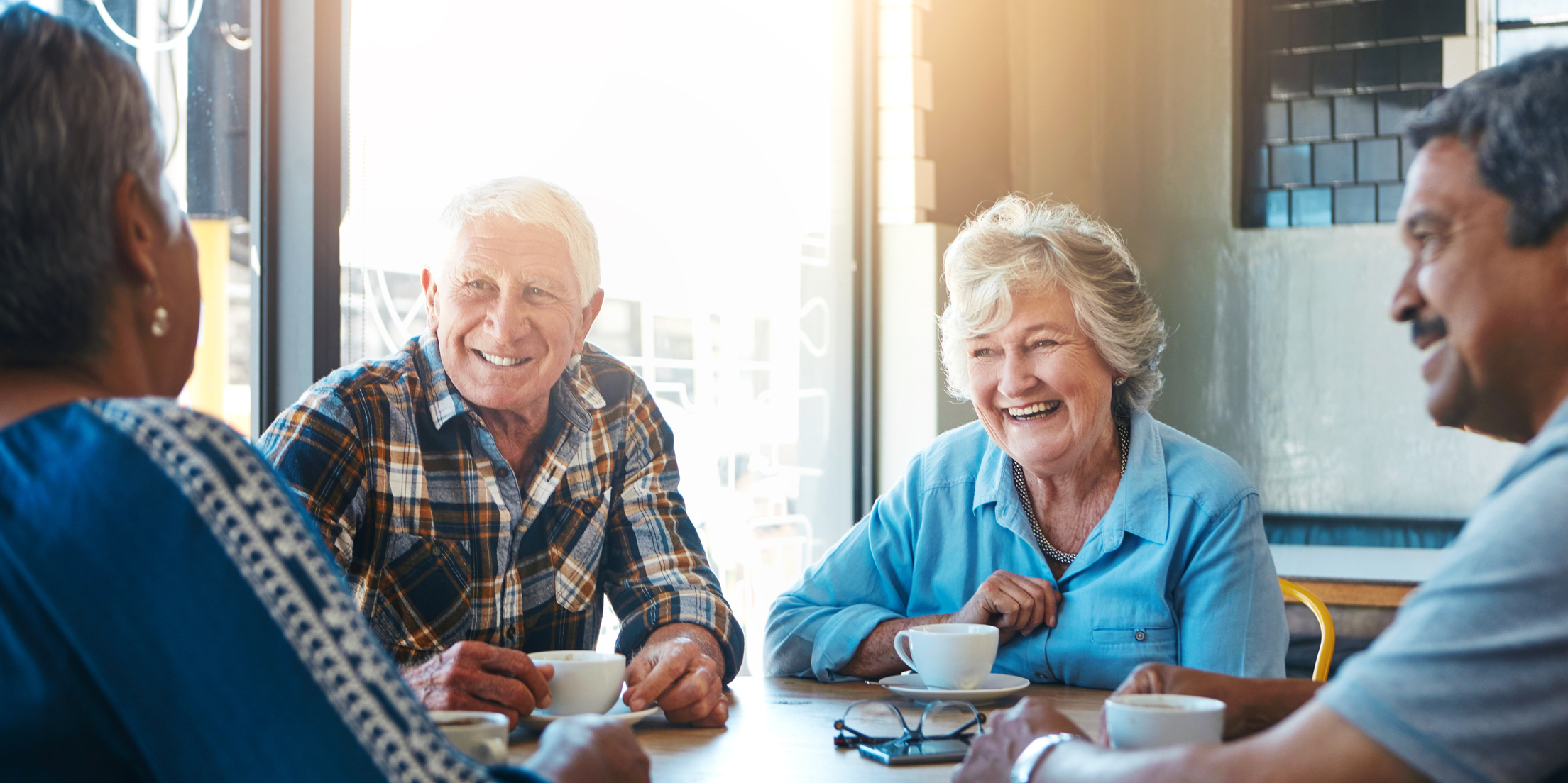 Enkele senioren zijn in gesprek met elkaar Enkele senioren zijn in gesprek met elkaar